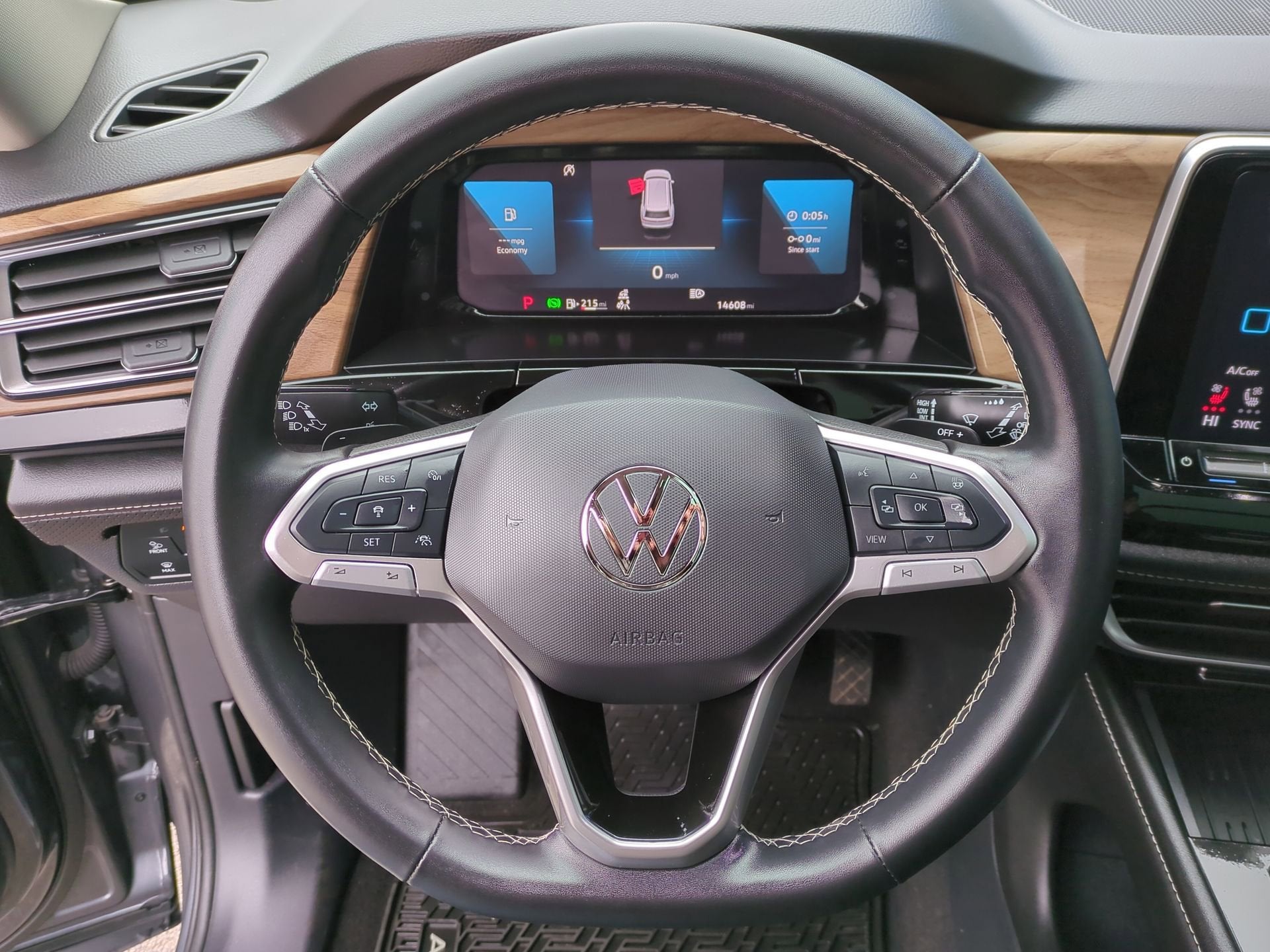 2025 Volkswagen Atlas 2.0T SE w/Technology