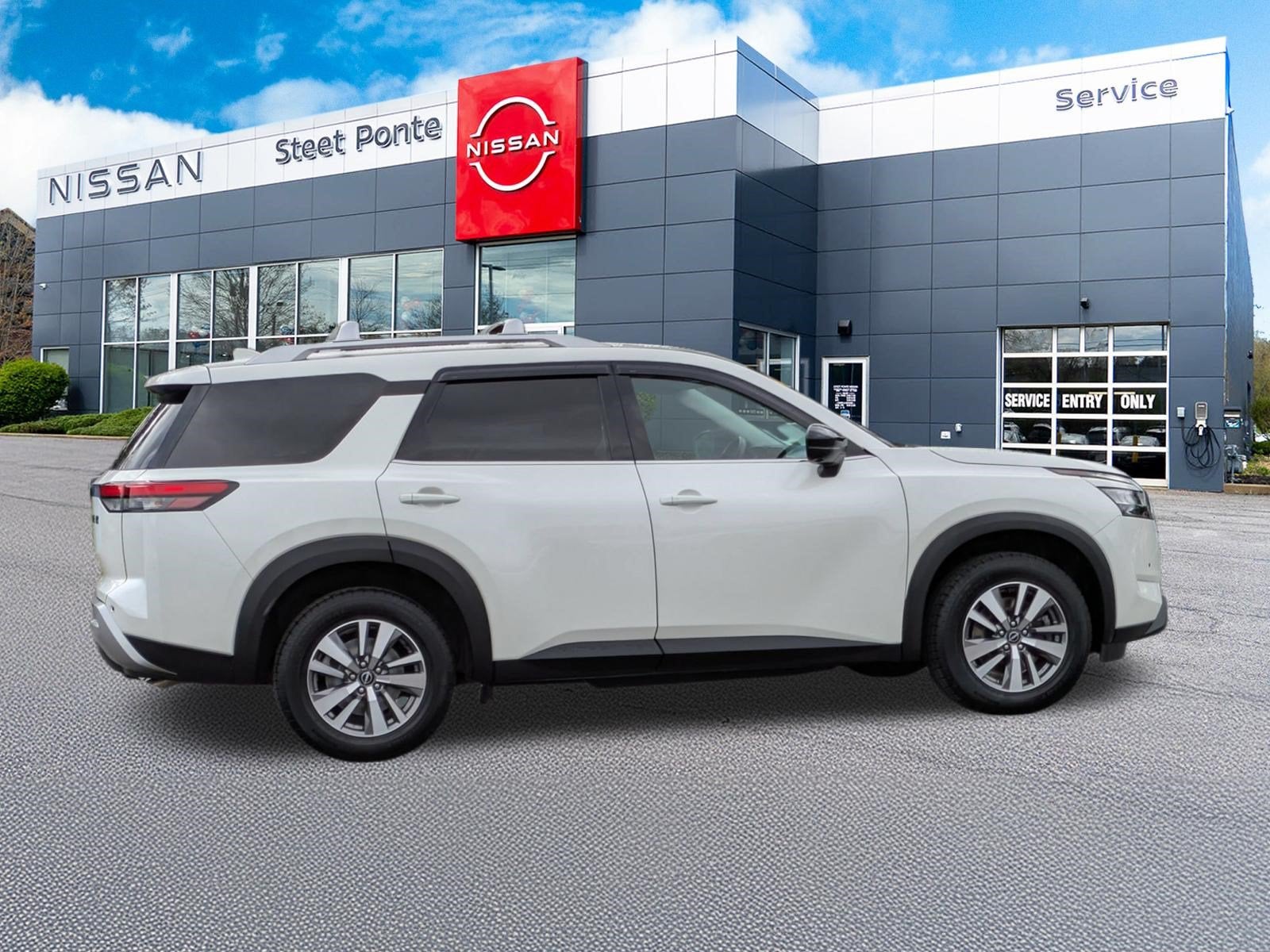 2023 Nissan Pathfinder SL