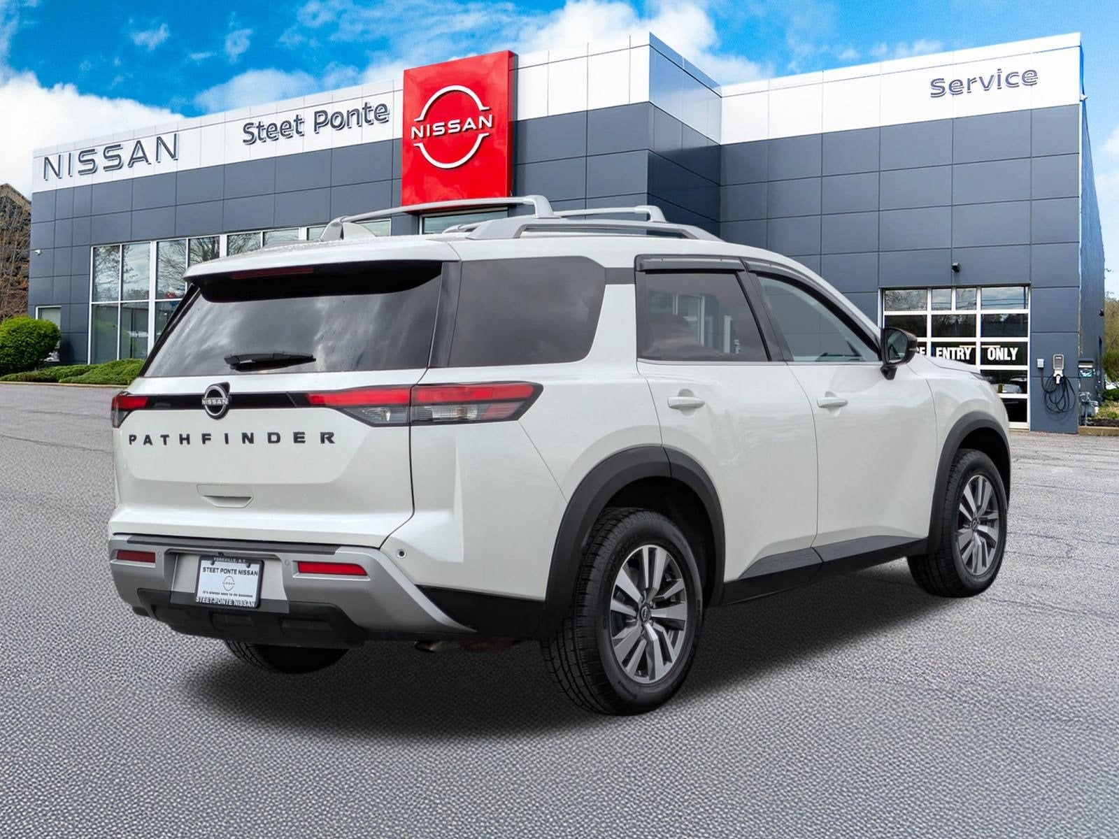 2023 Nissan Pathfinder SL