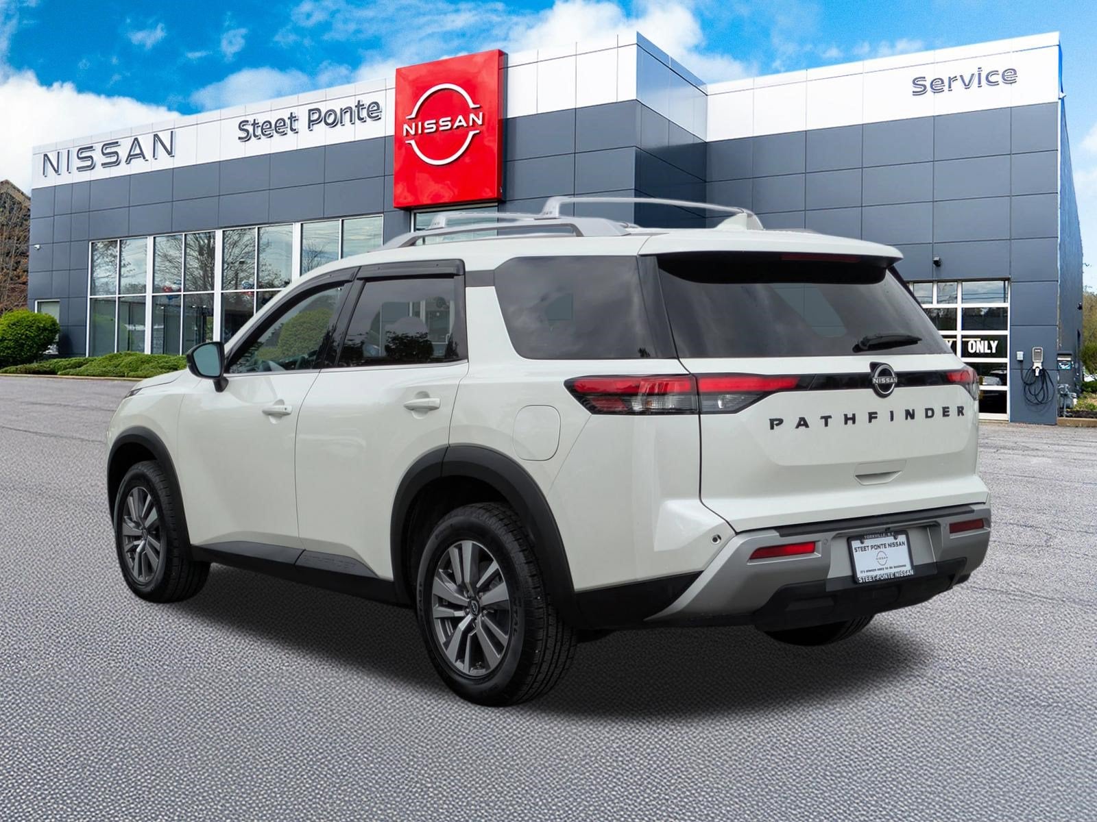 2023 Nissan Pathfinder SL