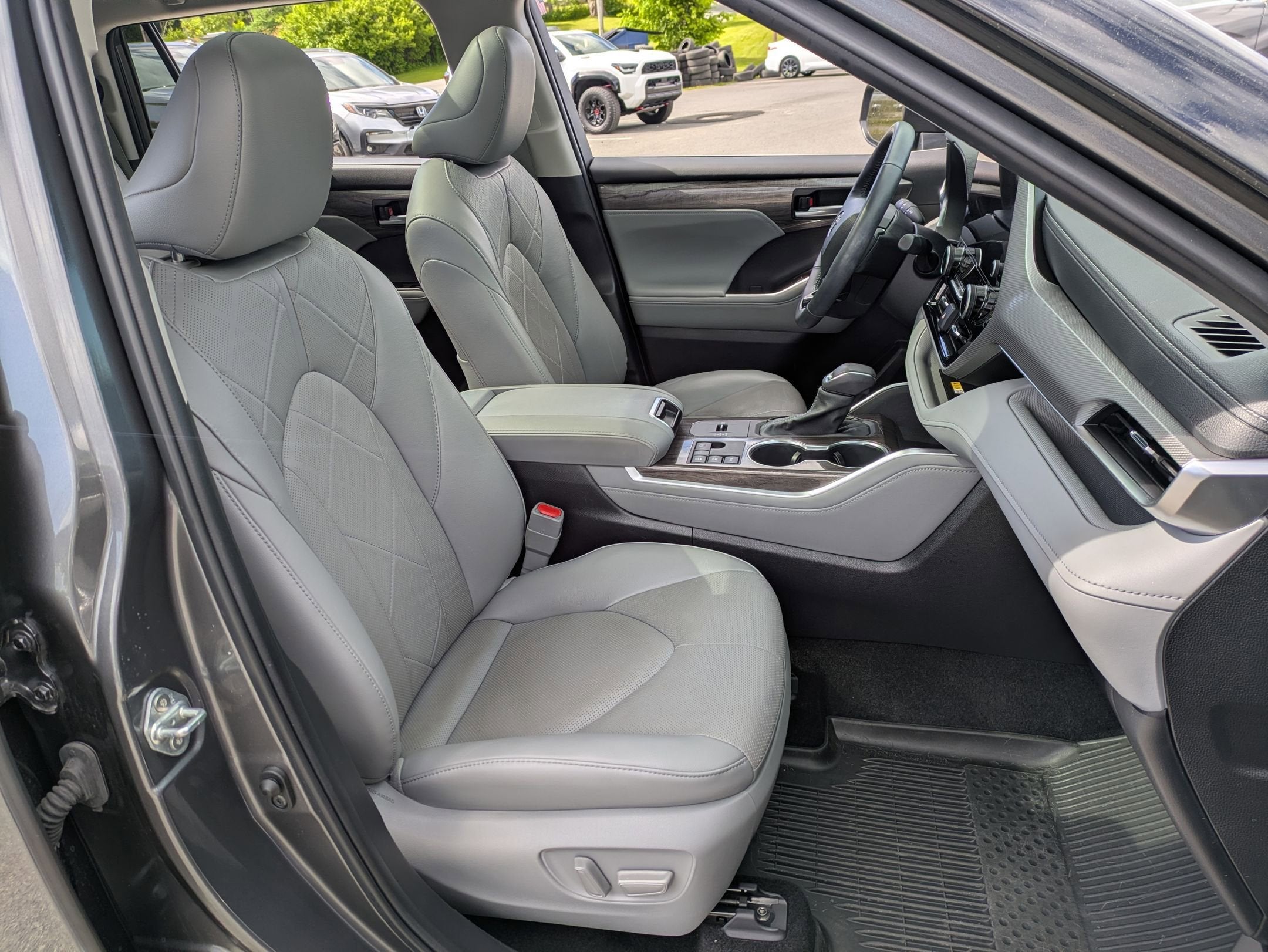 2024 Toyota Highlander Hybrid Platinum