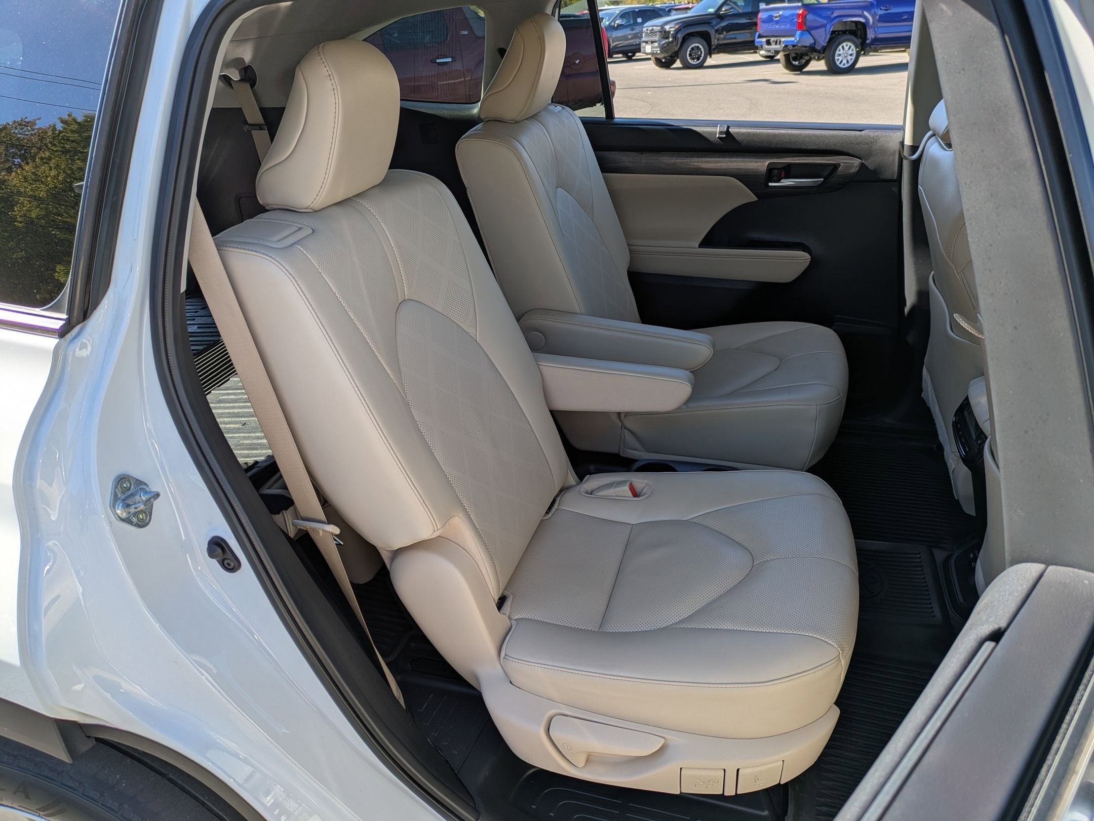 2023 Toyota Highlander Base