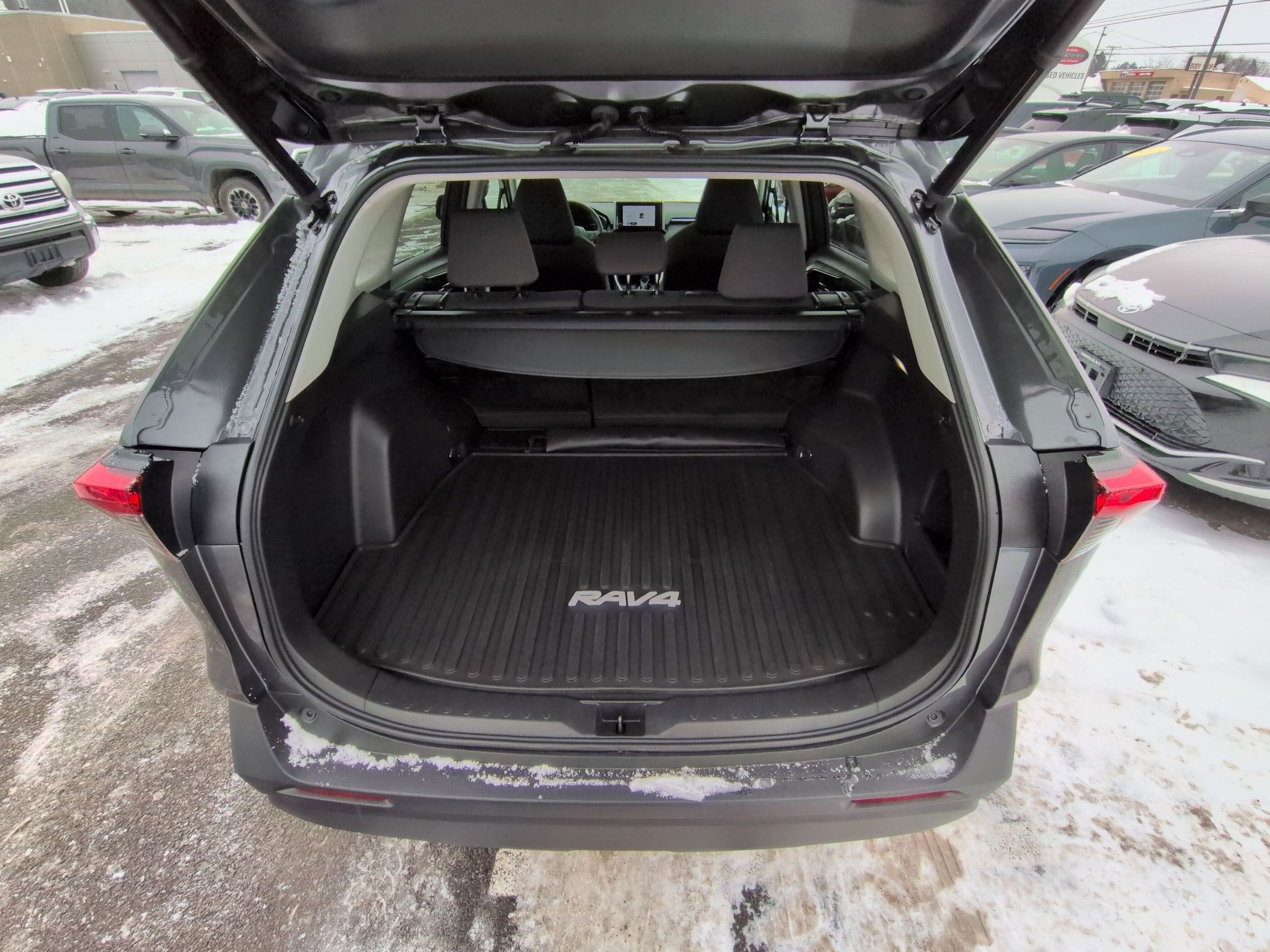 2023 Toyota RAV4 XLE w/ Convenience & Cold Weather Pkg