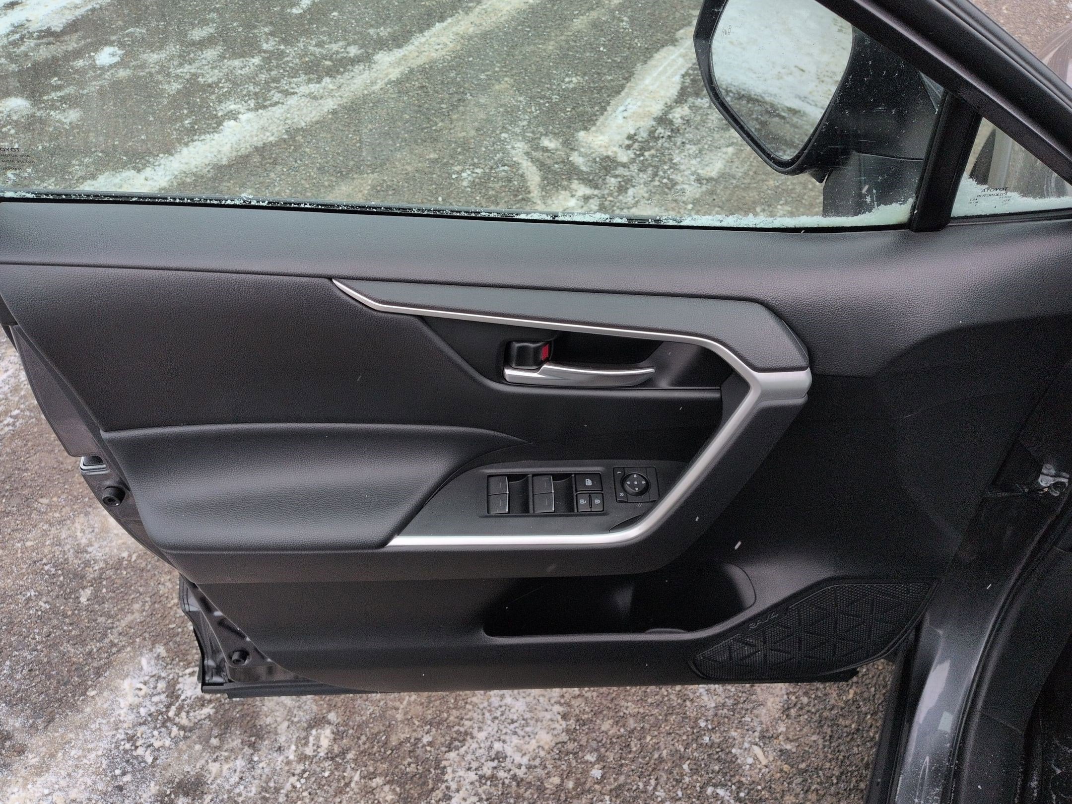 2023 Toyota RAV4 XLE w/ Convenience & Cold Weather Pkg