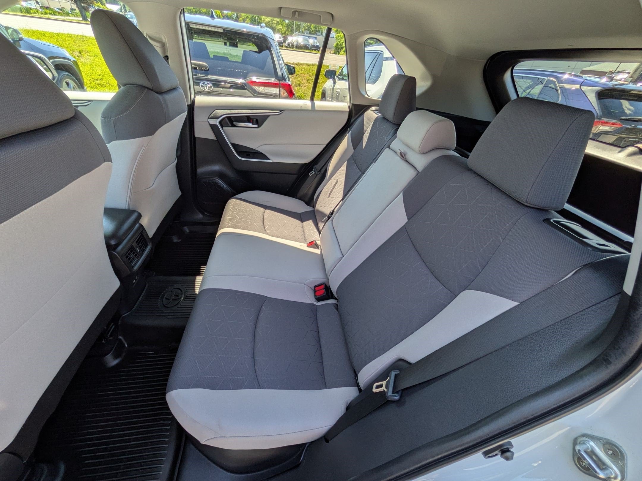 2023 Toyota RAV4 Hybrid XLE w/ Convenience & Cold Weather Pkg