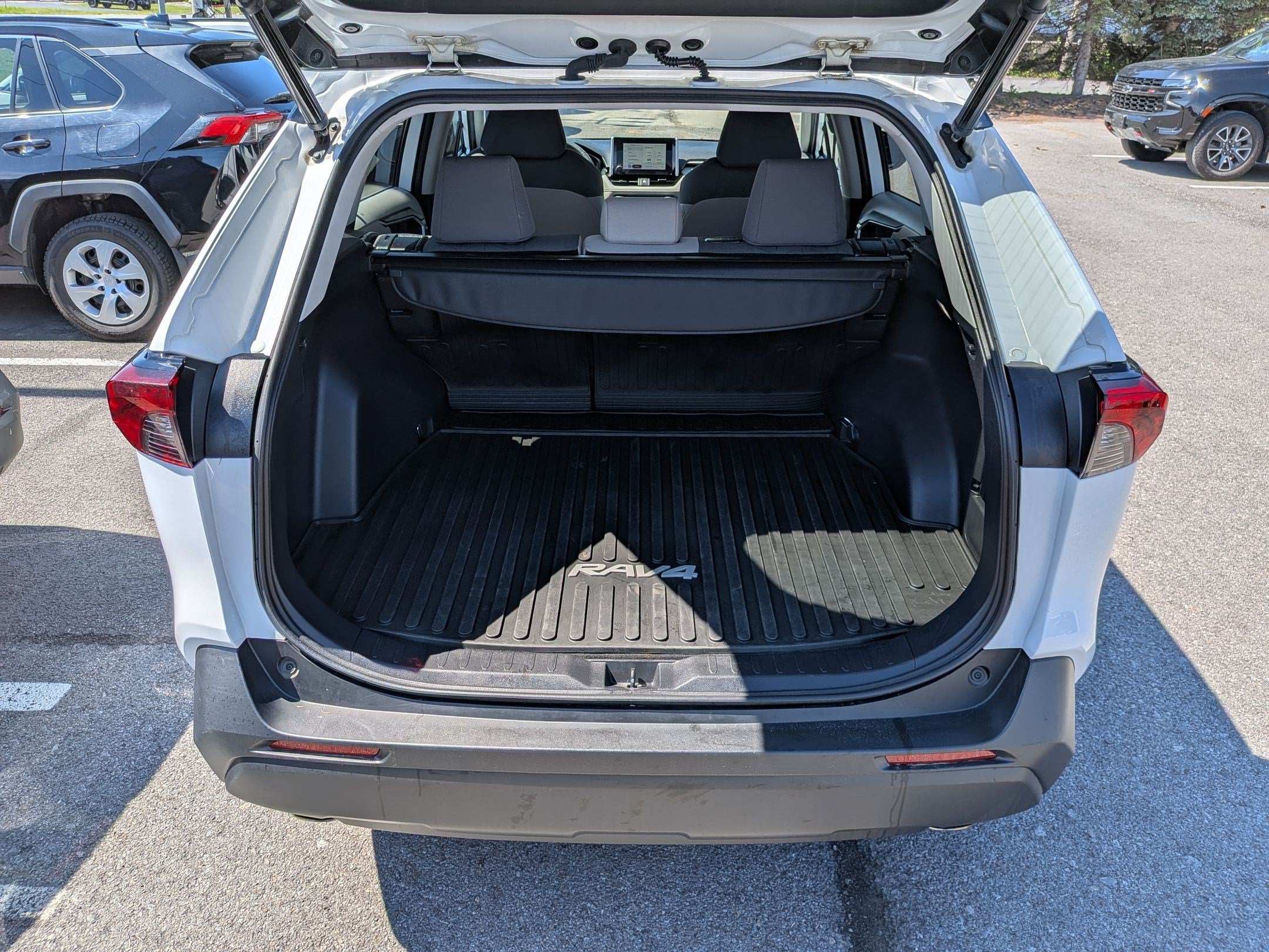 2023 Toyota RAV4 Hybrid XLE w/ Convenience & Cold Weather Pkg