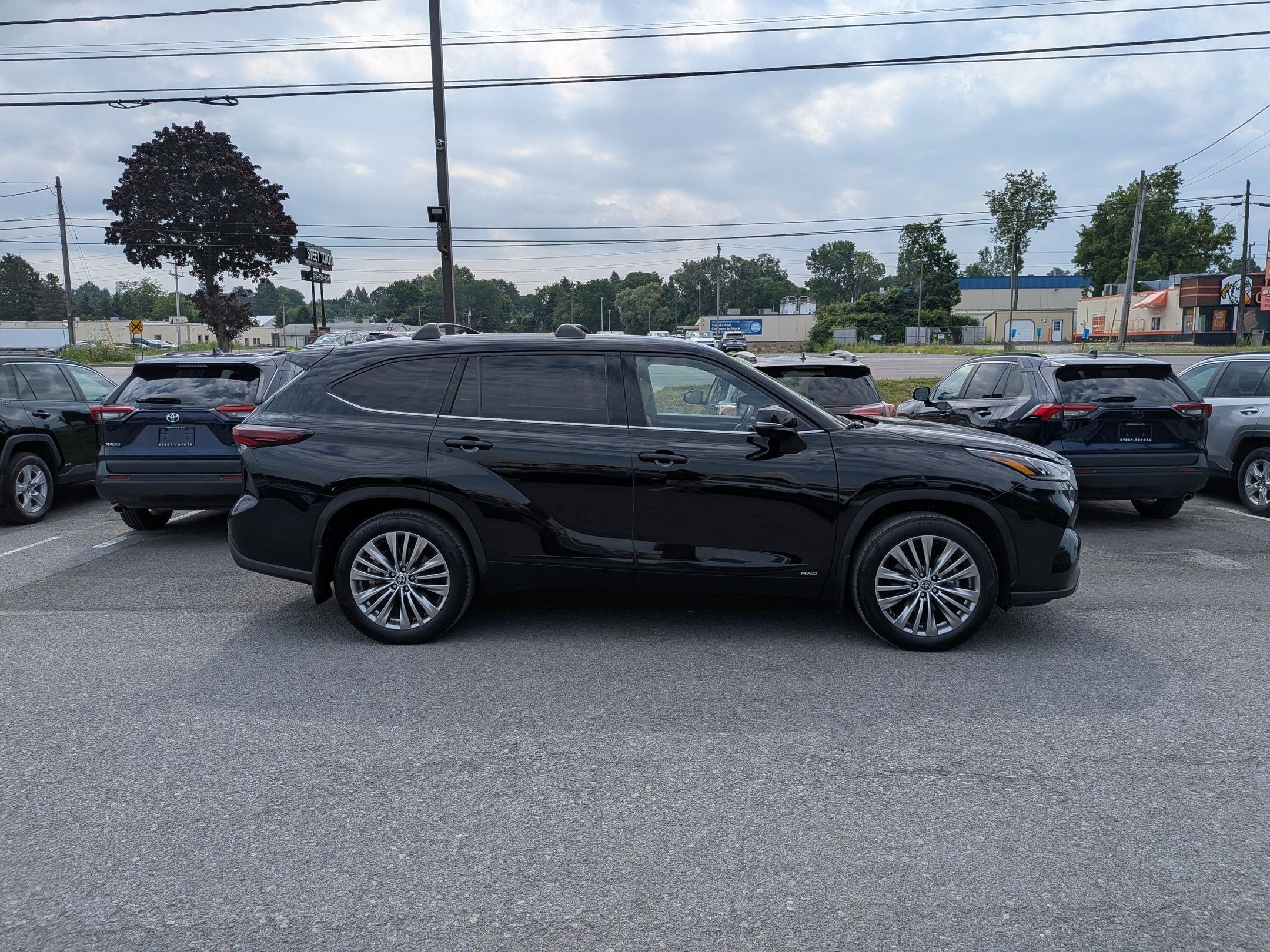 2024 Toyota Highlander Hybrid Platinum