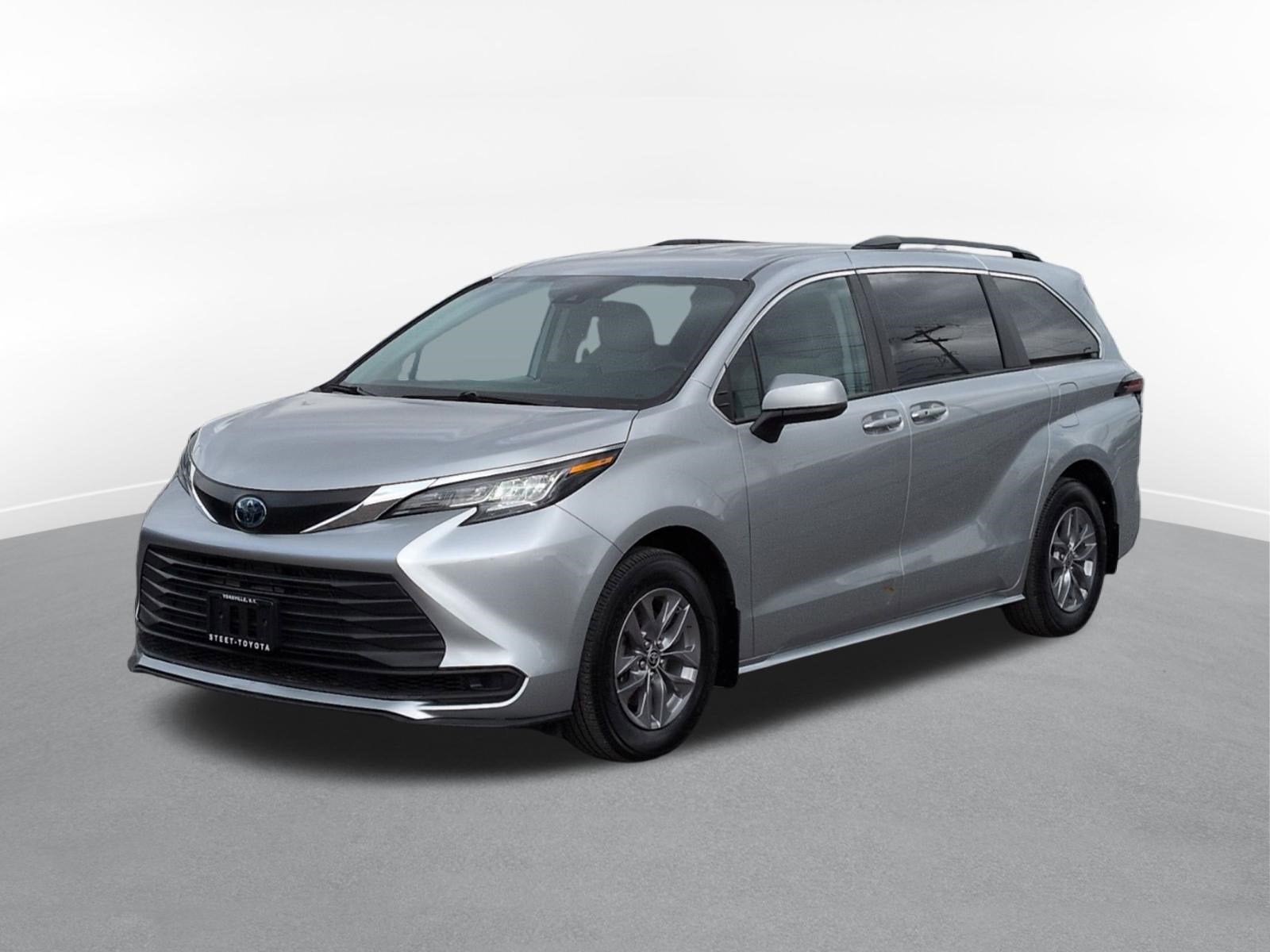 2023 Toyota Sienna LE 8 Passenger