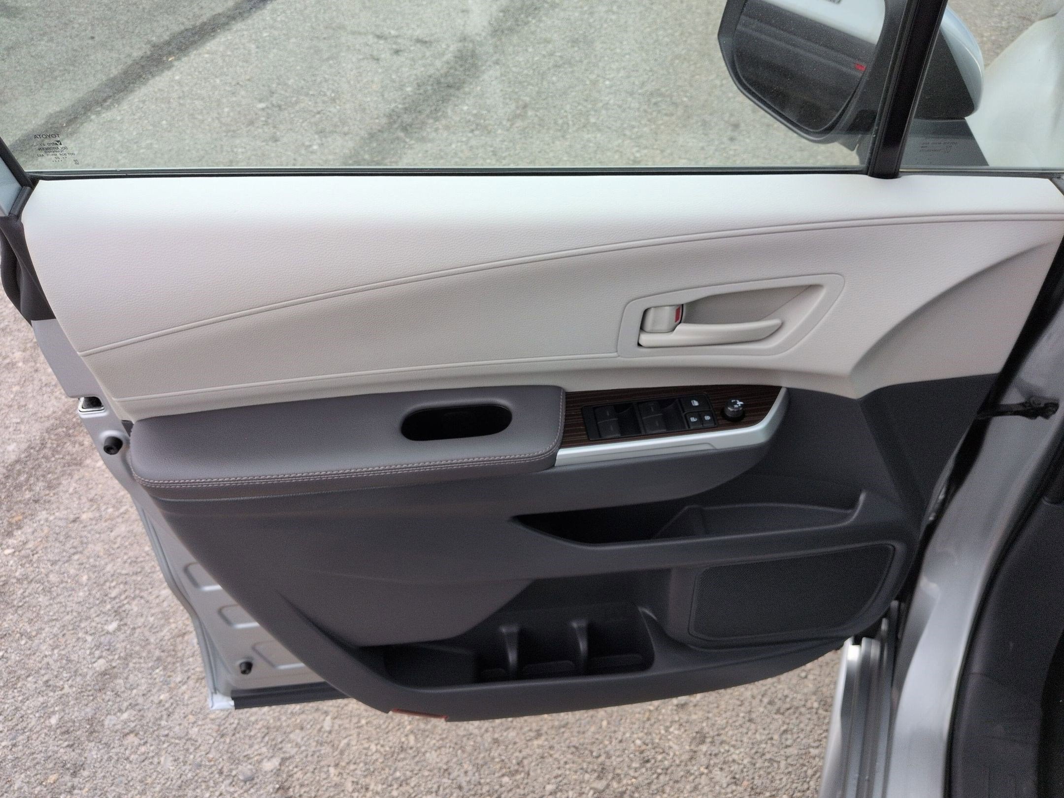 2023 Toyota Sienna LE 8 Passenger