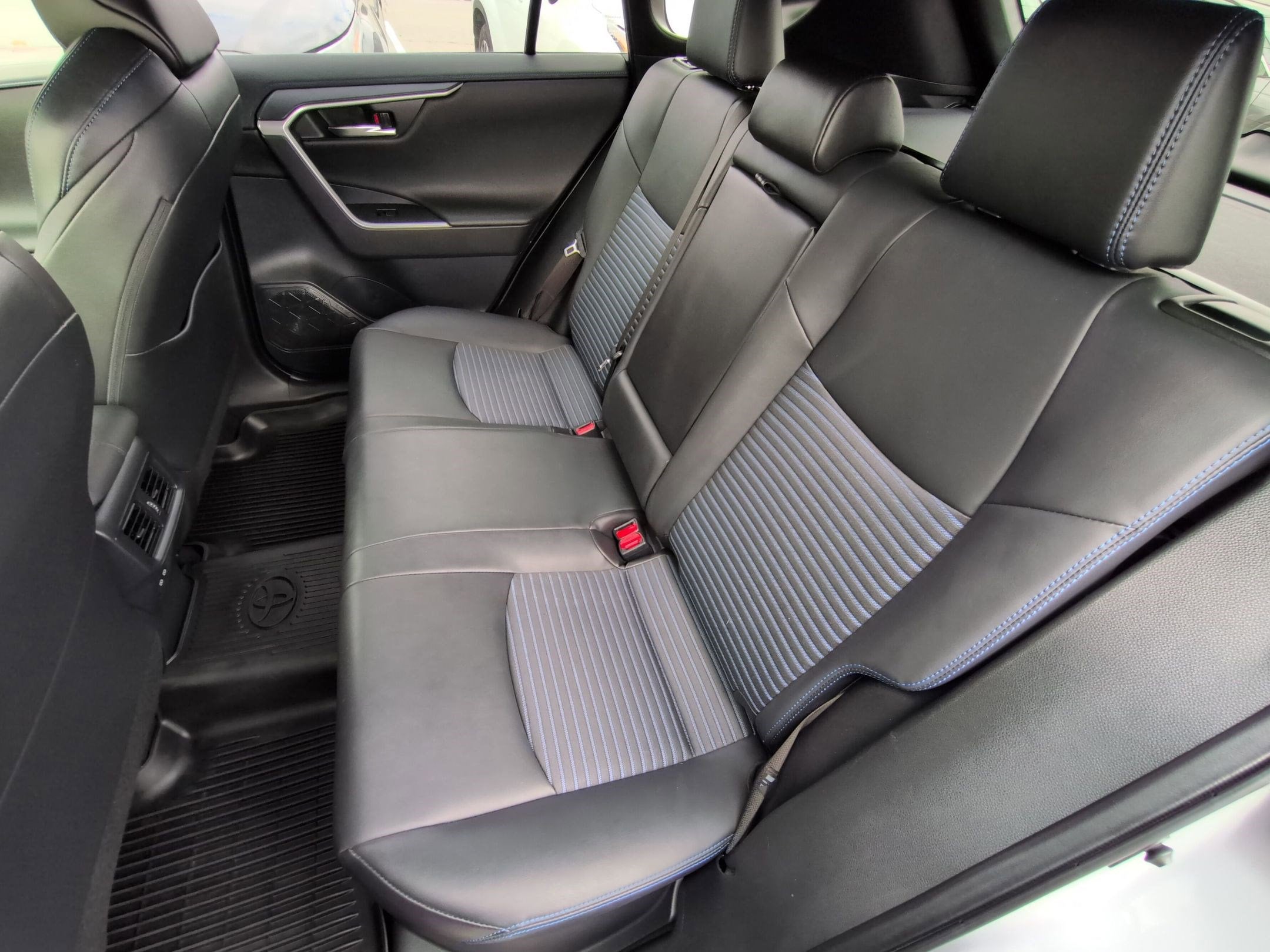 2022 Toyota RAV4 Hybrid XSE w/ Technology & Cold Weather Pkg